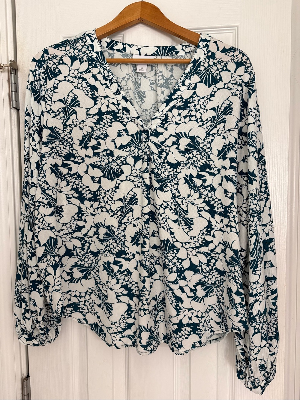 Liz Claiborne Teal & White Floral V-Neck Long Sleeve Top